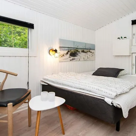 Three-bedroom Holiday In 15 *