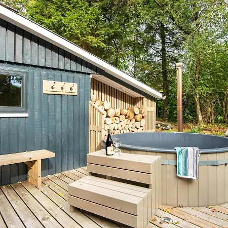 Three-bedroom Holiday In 15 *