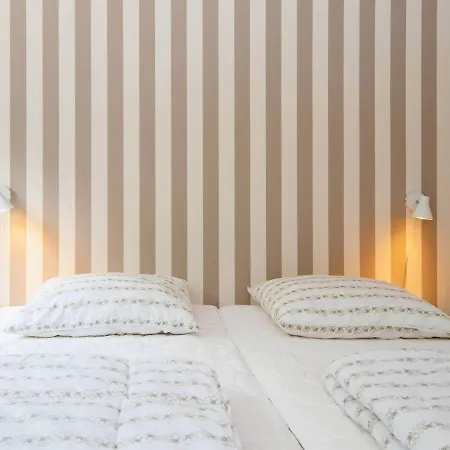 Three-bedroom Holiday In 15 *